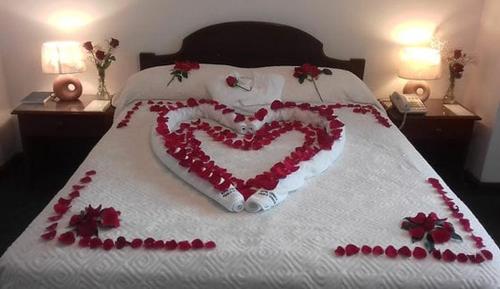 奥塔瓦洛Coraza Hotel的床上花朵制成的心