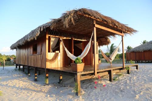 阿廷斯Vila Guará的海滩上带茅草屋顶的小小屋