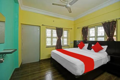 加尔各答Hotel Salt Lake Palace Kolkata Sector II Near Dum Dum Park - Fully Air Conditioned and Spacious Room - Couple Friendly的一间卧室配有一张带红色枕头的大床