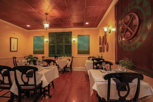 OnancockThe Charlotte Hotel & Restaurant的餐厅配有桌椅和白色的桌布