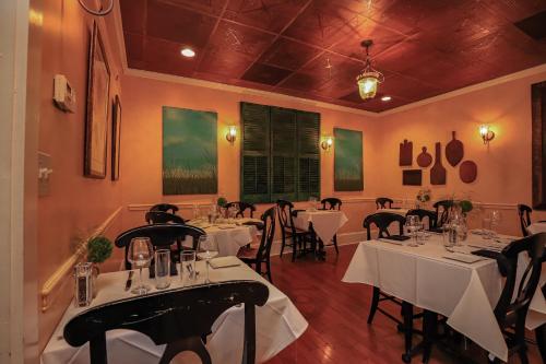 OnancockThe Charlotte Hotel & Restaurant的一间餐厅,房间内设有白色的桌椅