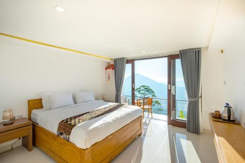 金塔马尼Tegal Sari Cabin Kintamani的一间卧室设有一张床和一个阳台
