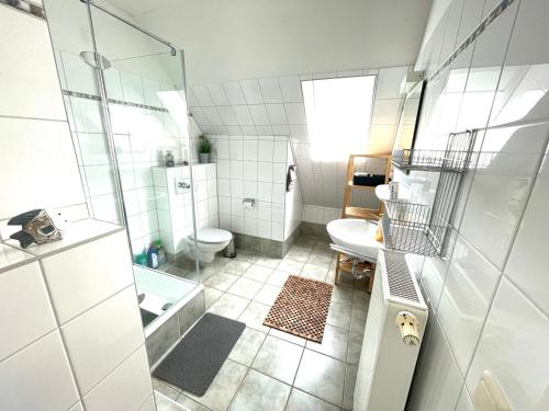 BarendorfDie Ostseeperle mit Pool 2的带淋浴、卫生间和盥洗盆的浴室