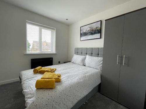 谢菲尔德Stylish and Modern 2BR Apartment with Parking的一间卧室配有一张黄色毯子床