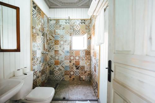 马拉喀什La Ferme Medina的一间带卫生间和瓷砖墙的浴室