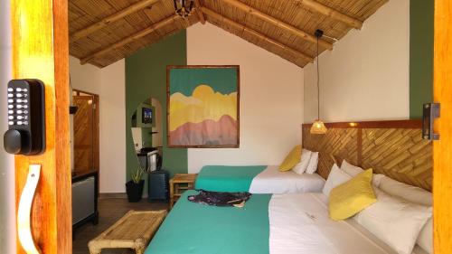 曼克拉Puerto Bamboo的一间卧室配有两张床和一张桌子