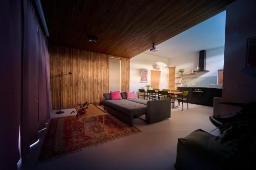 登博斯Hoteldebootel 's-Hertogenbosch met prive sauna的客厅配有沙发和桌子