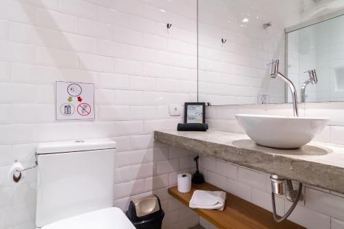圣保罗Studio 2 Pinheiros by Oba的白色的浴室设有水槽和卫生间。