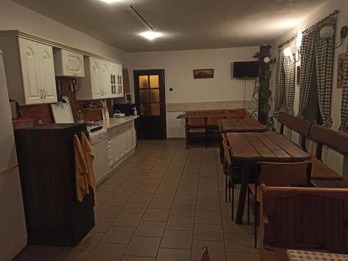 杜什尼基-兹德鲁伊Pokoje, kwatery prywatne przy stoku w Zieleńcu的厨房以及带桌子和冰箱的用餐室