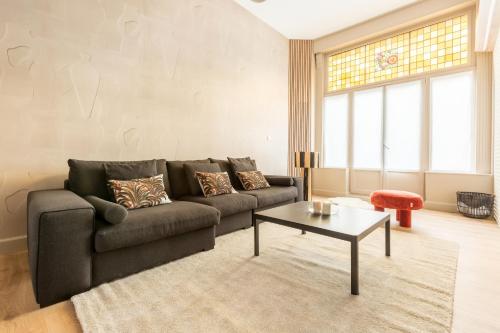 里尔Luxueux Logement Design 4 ch Climatisé的客厅配有沙发和桌子