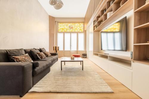里尔Luxueux Logement Design 4 ch Climatisé的客厅配有沙发和桌子