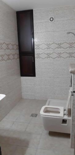 纳布卢斯Salah Khamlan Apartments的一间带卫生间和水槽的浴室