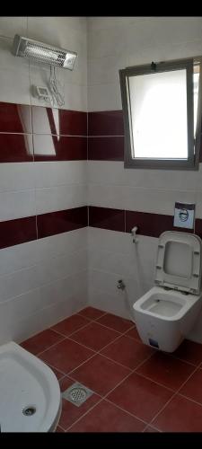 纳布卢斯Salah Khamlan Apartments的一间带卫生间和窗户的浴室