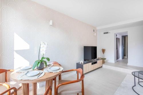 马赛Small private house 4P1BR - Marseille 8th的客厅配有桌椅和电视。