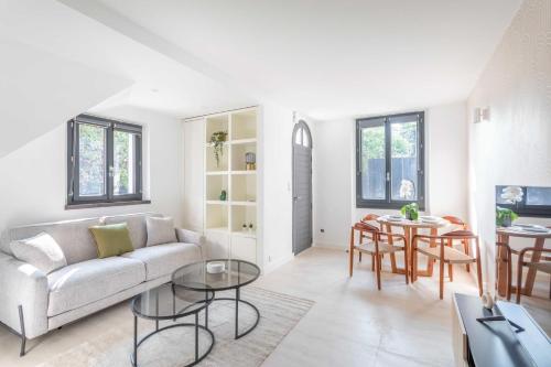 马赛Small private house 4P1BR - Marseille 8th的客厅配有沙发和桌子