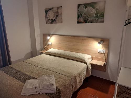 扎哈拉La Gonzala的一间卧室配有一张床,上面有两条毛巾