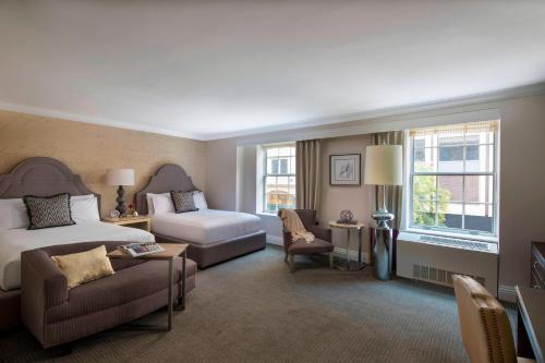 华盛顿五月花傲途格精选酒店的酒店客房,设有两张床和一张沙发