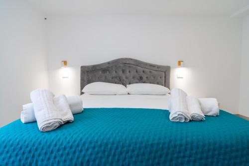 瑞塔尼The Onames Inn flowers的床上配有毛巾和枕头