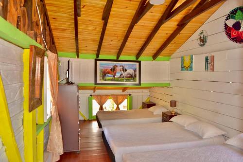 TrujilloCasa del Bosque的房屋内带三张床的房间
