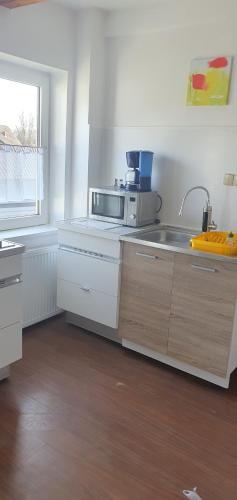Bevern阿姆斯豪泊公寓的厨房配有水槽和微波炉