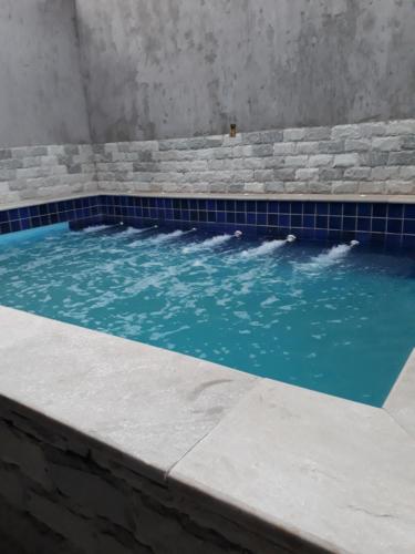 皮雷诺波利斯Casa do Beto的一座大型游泳池的顶部铺有蓝色瓷砖