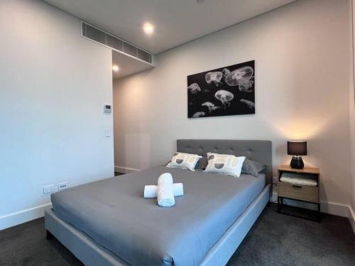 悉尼High Level Fabulous View 4Beds APT in Olympic Park的一间卧室,卧室内配有一张大床