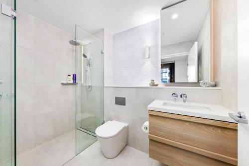 悉尼Adorable 2B Apt near Macquarie Uni的浴室配有卫生间、盥洗盆和淋浴。