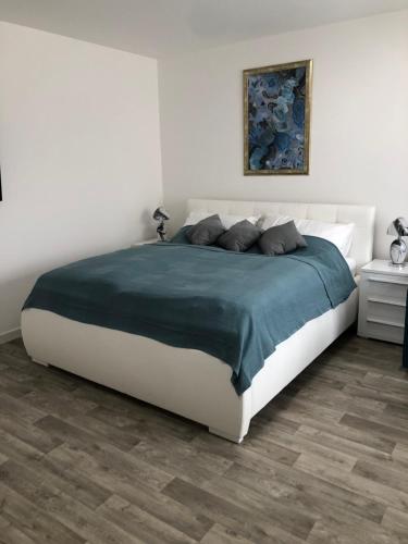 米库洛夫Apartmán X28的一间卧室配有一张带蓝色毯子的大床