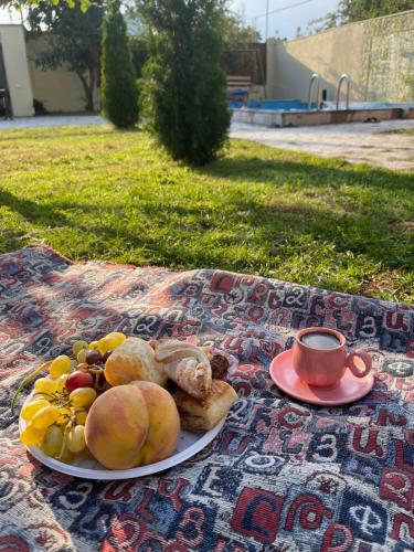 GarniHasy tun guest house in GARNI的盘子食物和毯子上的咖啡