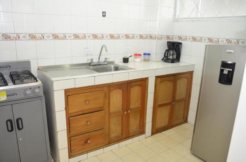 索加莫索Habitacion # 2: Habitacion doble o triple的厨房配有水槽和冰箱