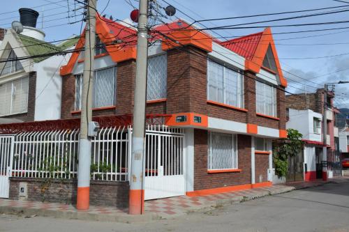 索加莫索Habitacion # 2: Habitacion doble o triple的街上一座砖房,有橙色的屋顶