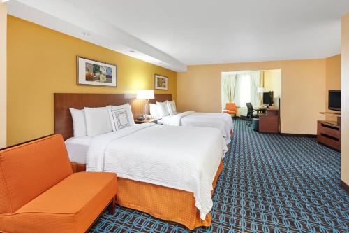 隆巴德芝加哥隆巴德非瑞德套房酒店的酒店客房,设有两张床和一张沙发