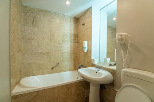 百乐费利克斯HOTEL VITAL的带浴缸、盥洗盆和卫生间的浴室