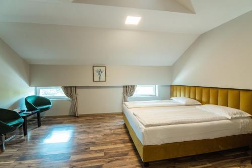 百乐费利克斯HOTEL VITAL的卧室配有一张床、一张桌子和椅子