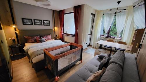 波罗维茨Pinewood ANG luxurious apartment A32的一间卧室配有一张床和一张沙发