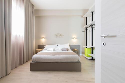 MonastirLa Locanda d'Oro的白色的卧室设有床和窗户