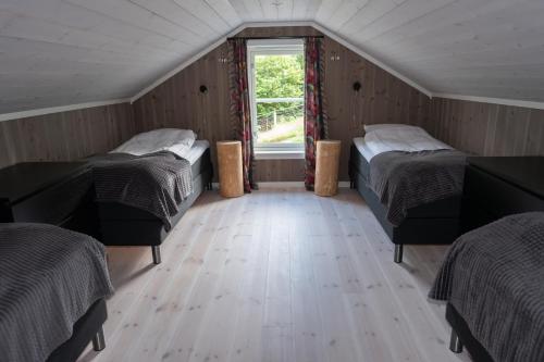 史特林Furetoppen Panorama的小型客房 - 带2张床和窗户