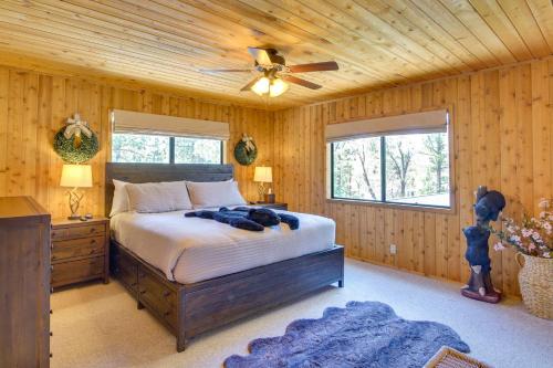大熊湖Rustic Big Bear Lake Cabin Retreat Near Skiing!的一间卧室配有一张床和吊扇