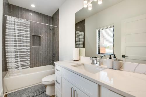 亚特兰大Modern Atlanta Vacation Rental 2 Mi to Downtown!的白色的浴室设有水槽、浴缸和卫生间。