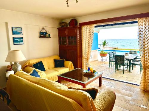 ArakhovítikaPool Beachouse With Stunning Views的客厅配有沙发和桌子