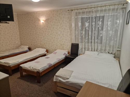 ZblewoAgroturystyka Gramburg的客房设有两张床和窗户。