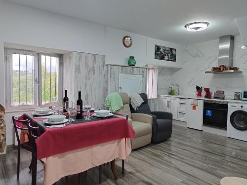 卢戈Lazzaretto vivienda uso turístico的一间带桌子的客厅和一间厨房