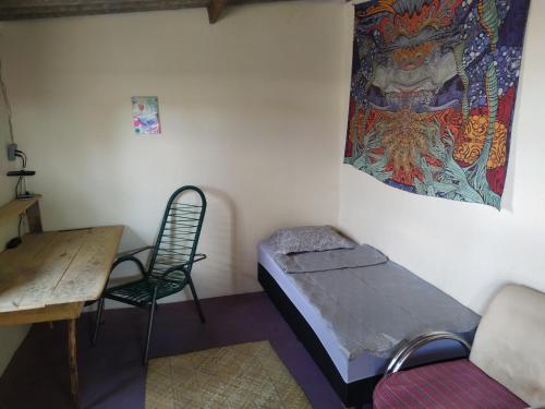卡瓦坎特Casa Aloe Vera的配有床、椅子和挂毯的房间
