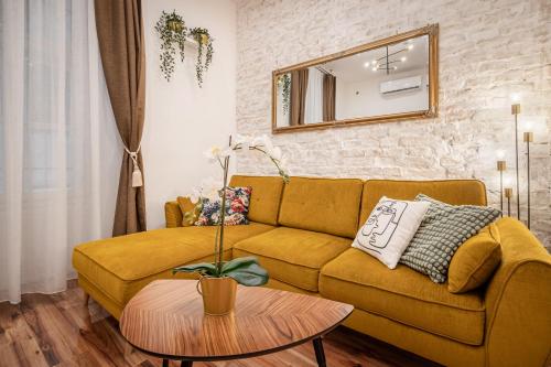 布达佩斯Architecture Fan's Apartment near Opera House的客厅配有黄色的沙发和桌子