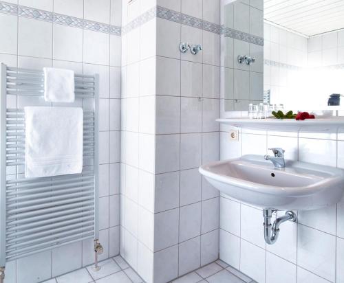 乌克拉特兰德斯科奈其酒店的白色的浴室设有水槽和镜子