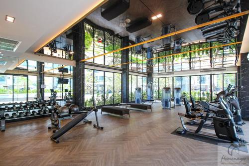 Ban Khlong Samrongsupalai city resort的大楼内带跑步机和健身器材的健身房