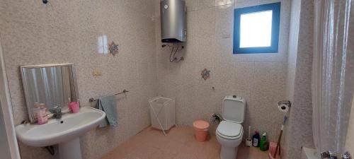 拉斯苏德尔Sea Pearl的一间带水槽和卫生间的浴室以及窗户。