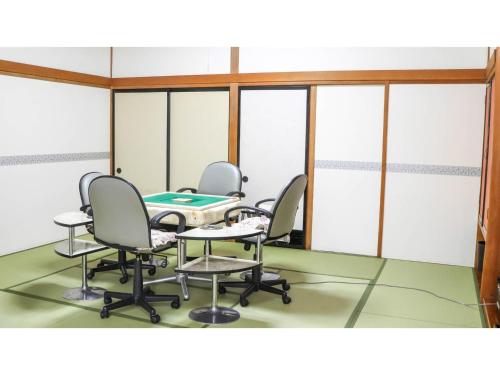 千曲市Yuraku Yuuzan - Vacation STAY 08932v的一间设有四把椅子和一张桌子的房间,配有扑克林星