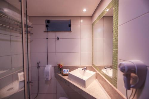 伊列乌斯奥帕巴普拉亚酒店的一间带水槽、镜子和淋浴的浴室