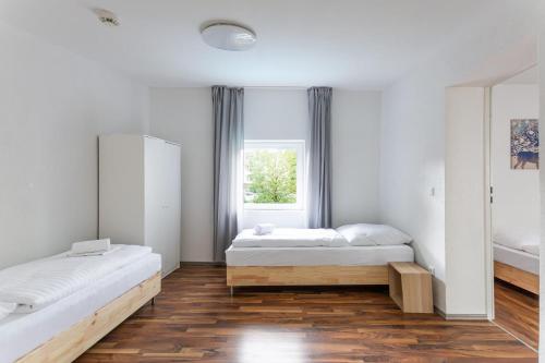 杜伊斯堡T&K Apartments - Duisburg - 3 and 4 Room Monteur Apartments的一间卧室设有两张床和窗户。